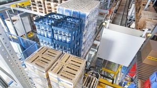 Blick in die Gasse: RBG-Übergabe eines Viertel-Pärchens in das Regal. (Bild: SSI Schäfer)