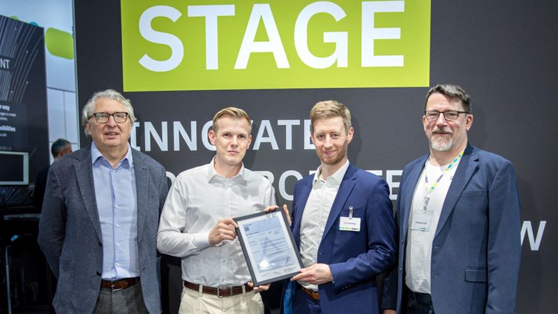 Von links nach rechts: Sergei Biberdorf (Geschäftsfeldleiter - TÜV Rheinland Functional  Safety & Cyber Security), Tobias Timm (TÜV Rheinland Functional Safety & Cyber  Security), Jan Aulenberg (Product Manager, Industrial Network Technology bei  Phoenix Contact), Andreas Fuß (Senior Specialist OT-Security, Industrial Network  Technology - Phoenix Contact) (Bild:  Phoenix Contact)