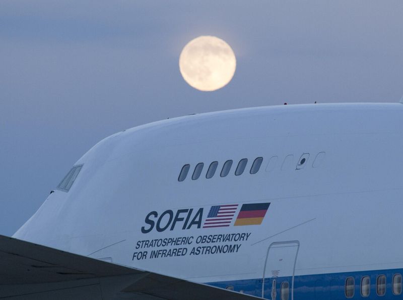 Vollmond über SOFIA (NASA)