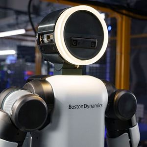 Boston Dynamics hat die neueste Generation seines humanoiden Roboters Atlas vorgestellt. Er soll schwere Ladungen tragen und sich an schwierige Umgebungen anpassen können. Atlas soll außerdem mit dem Modell Google Deepmind ausgestattet werden. Hyundai Motor Group will tausende dieser Roboter in seinen Fabriken einsetzen. (Bild:  Boston Dynamics)
