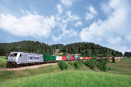 Zug des Eisenbahnverkehrsunternehmens Metrans, einer 100%igen HHLA-Tochter und eigenen Angaben zufolge Marktführer für Containertransporte im Seehafen-Hinterlandverkehr mit Mittel-, Ost- und Südosteuropa.(Bild:  Metrans/Ladislav Pesek)