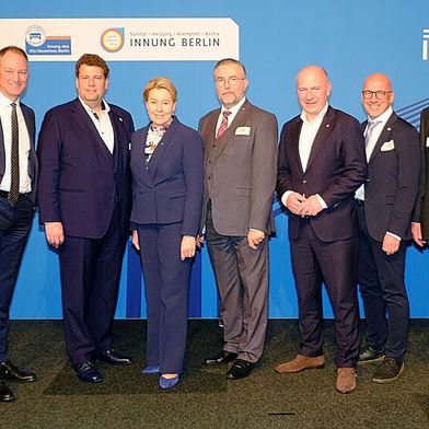 Traditioneller Neujahrsempfang der Handwerks-Innungen: (v. l.) Mario Tobias (Geschäftsführer der Messe Berlin), Stephan Ziemann (Obermeister der Dachdeckerinnung), Franziska Giffey (Senatorin für Wirtschaft, Energie, Betriebe), Carsten Joschko (Landesinnungsmeister Elektro), Kai Wegner (Regierender Bürgermeister von Berlin), Andreas Schuh (Obermeister Sanitär-Heizung-Klima) und Thomas Lundt (Obermeister der Kfz-Innung Berlin). (Bild: Zietz - VCG)