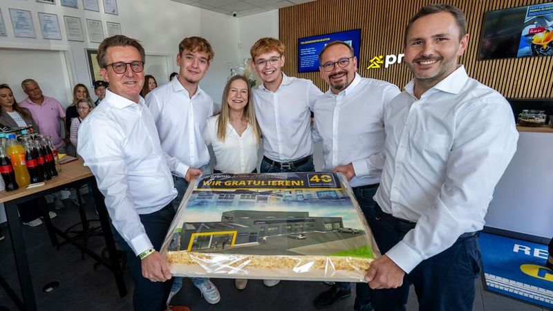Glückwünsche zum 40-jährigen Jubiläum: (v. l.) Premio-Gebietsmanager Carsten Scholz, Jan  Berg, Claudia Berg, Tom Berg und Thorsten Berg sowie Premio-Leiter Michael Bausch   (Bild: Premio Reifen + Autoservice Reifen Gabel)