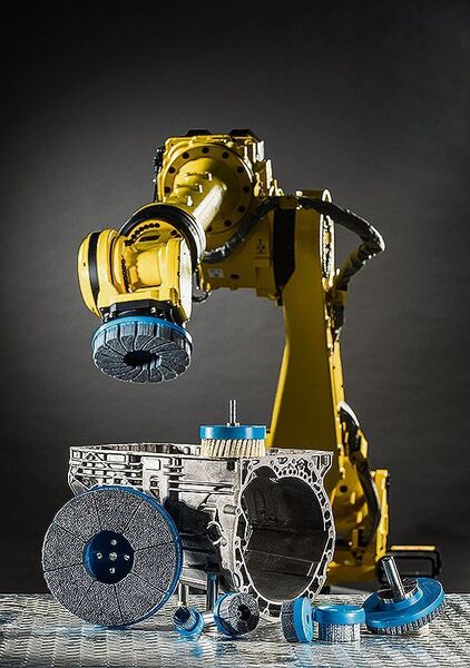 Als Beispiel für den vollautomatisierten 3D-Einsatz gegossener Tellerbüsten können die Blechexpo-Besucher einem Roboter bei der Arbeit zuschauen.  (Kullen-Koti)