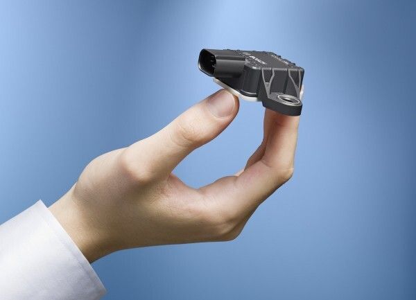 Der Schräglagesensor SU-MM5.10 ist ein besonders kleiner und leichter Schräglagesensor für Motorräder. Er misst neben Längs-, Quer- und Vertikalbeschleunigung auch die Gier- und Rollrate und errechnet daraus den Schräglage- und Nickwinkel. Diese Werte sind Voraussetzung für zahlreiche Sicherheits- und Komfortfunktionen. (Bild: Bosch)