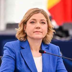 Henna Virkkunen, Exekutiv-Vizepräsidentin der EU-Kommission für technologische Souveränität, Sicherheit und Demokratie: „Mit dem neuen Cybersicherheitspaket werden wir über die Mittel verfügen, um unsere kritischen Lieferketten im Bereich der Informations- und Kommunikationstechnologien besser zu schützen, aber auch Cyberangriffe entschlossen zu bekämpfen.“(Bild:   European Union 2025)