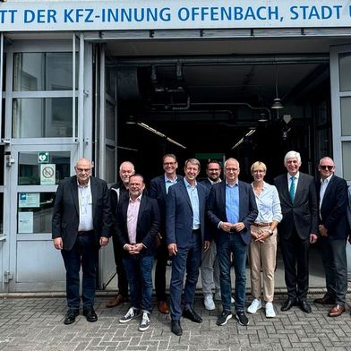 Mit einem gemeinsamen Foto endete der Besuch im Bildungszentrum der Kfz-Innung Offenbach. Die Vertretenden des Kfz-Gewerbes dankten Tarek Al-Wazir für sein Interesse an den Anliegen der Branche und den konstruktiven Dialog über die Zukunft von Mobilität, Ausbildung und Fachkräftesicherung. (Bild: Kfz-Gewerbe Hessen)