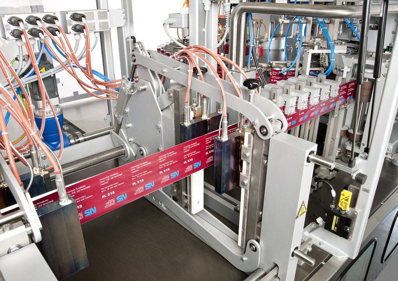 Die Seitensiegeleinheiten werden über Druckmarken angesteuert, das Siegeln selbst ist unabhängig von der Produktionsgeschwindigkeit zeitgesteuert, was reproduzierbar hohe Qualität realisiert.  (Bild: Siemens)