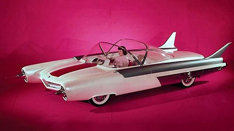 Der Prototyp FX-Atmos der Ford Motor Company wurde für die Chicago Auto Show 1954 komplett aus Fiberglass gebaut. Anstelle eines Lenkrads hatte er zwei Handgriffe und einen Bildschirm auf dem Armaturenbrett, auf dem vom Radar stammende Autobahninformationen angezeigt werden sollten. (Ford)