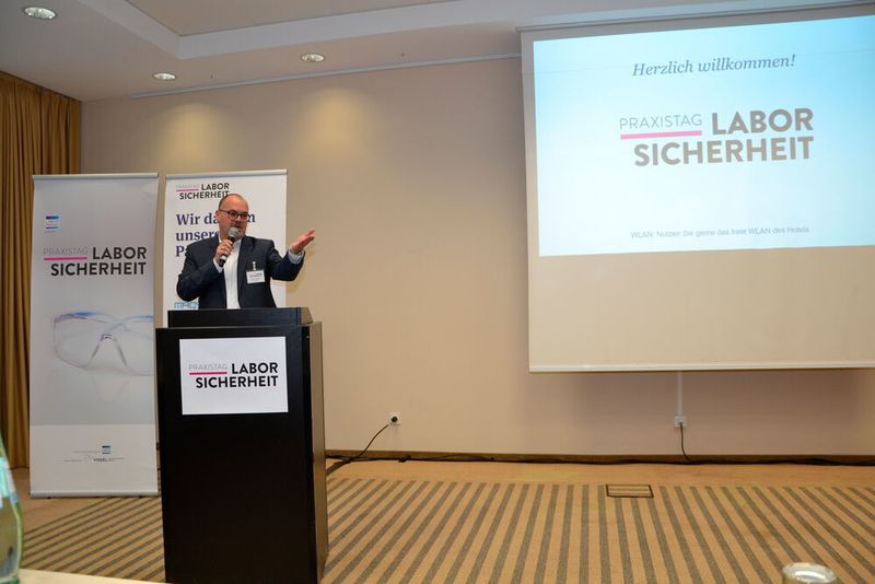 Während seiner Begrüßung betonte LP-Chefredakteur Marc Platthaus die zentrale Rolle der Sicherheit für die Arbeit im Labor. (LABORPRAXIS/Lütmman)