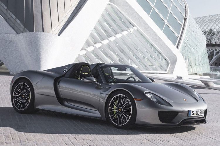 Für reiche Raser mit grünem Gewissen und Technologie-Freaks mit dickem Konto: Der Porsche 918 Spyder ist ein zeitgemäßer Sportwagen der Superlative. (Foto: Porsche)