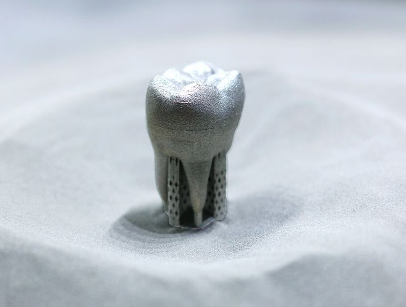 Bild 9: Für medizinische Anwendungen sind Chrom-Mangan-Legierungen wie das austenitische Stahlpulver Medidur in der additiven Fertigung bewährt. (Bild: Deutsche Edelstahlwerke)