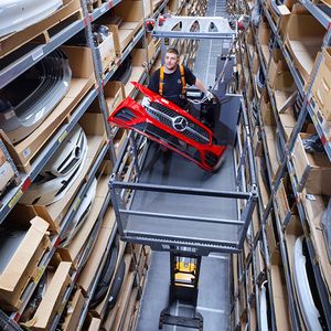 Große Auswahl für viele aktuelle Baureihen. Rund 500.000 Artikel im Hochregallager. Kaufbar im Onlineshop. (Bild:  Ingolf Pompe Photography https://www.ingolfpompe.net/ Auftraggeber: 	Mercedes-Benz Used Parts GmbH, Neuhausen)