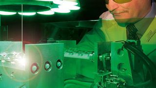 Wissenschaftler bei einem Laserversuch: die deutsche Photonik-Industrie ist auf einem Hervorragenden Wachstumskurs. In Deutschland haben die Photonik-Unternehmen im Jahr 2016 insgesamt 31 Milliarden Euro erwirtschaftet. In Sachen Exporte ist der europäische Raum hinter China Photonik-Weltmarktführer. (LPKF)