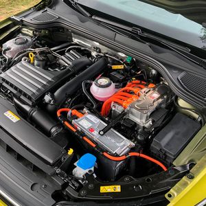 ... und eines E-Hybrids.(Bild:  Seyerlein/»kfz-betrieb«)