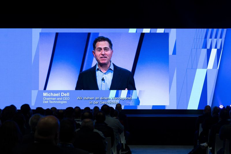 Aus den USA zugeschaltet: CEO Michael Dell, der sich in einer kurzen Rede an die Anwesenden richtet. (Bild: Christine Buhl)