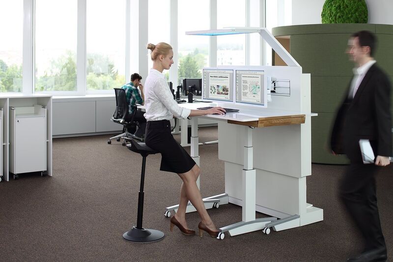 Die ergonomische Funktionalität ist auf die variablen Arbeitsabläufe eines zukunftsweisenden Büroalltags abgestimmt und für multilokale Arbeit optimiert. (Bild: Fraunhofer/Joerg Bakschas)