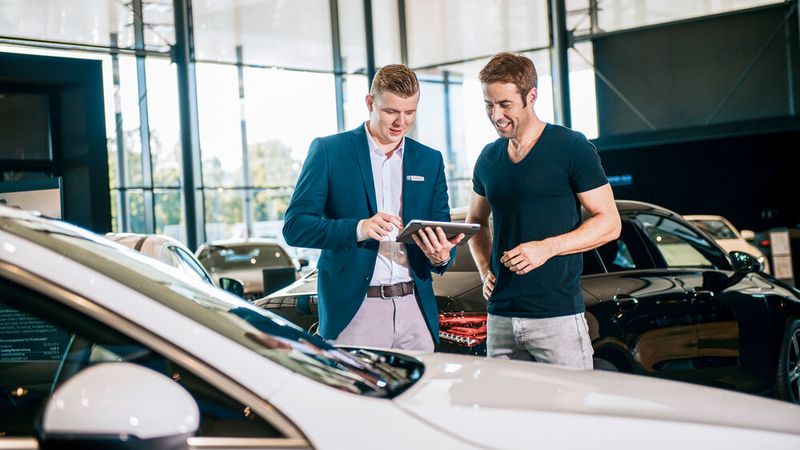 Online- und Offline-Welt verschwimmen beim Autokauf immer mehr.(Bild:  Mercedes-Benz)