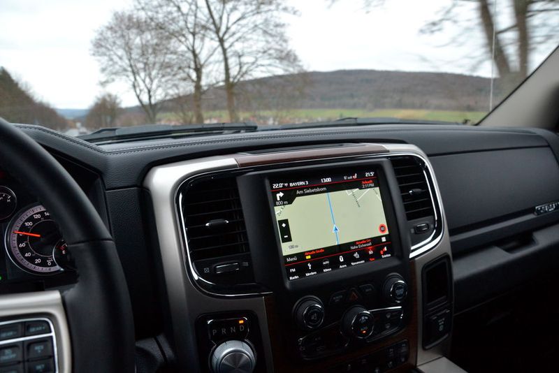 … sowie Navigationssystem und Klimaautomatik, … (Michel / »kfz-betrieb«)