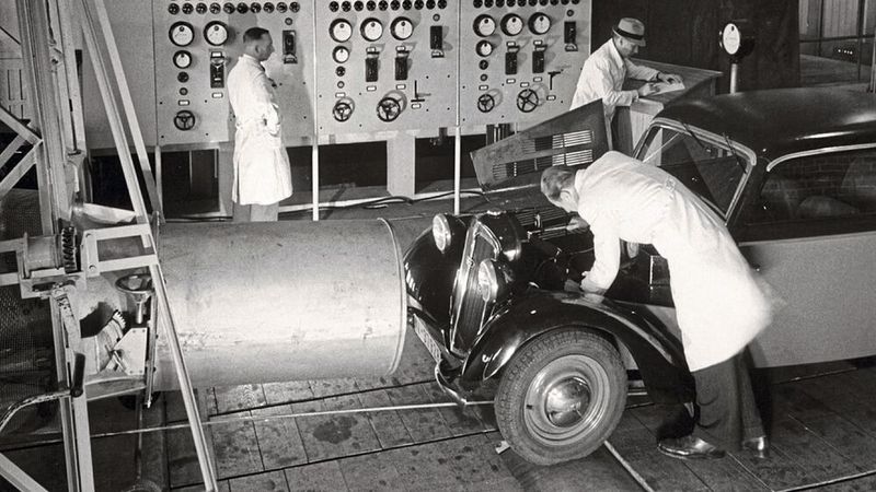 Nach der Fusion: In der zentralen Versuchsanstalt der Auto Union in Chemnitz werden Versuche zur Durchströmung des Kühlers durchgeführt. (Bild: Audi)