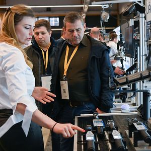 An den Ständen konnen sich die Besucher der Schraubtec in der Praxis ansehen, wie die Lösungen funktionieren.(Bild:  Stefan Stark)