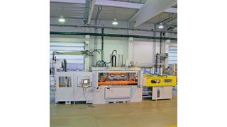 Die erste Twin-Sheet-Thermoformmaschine, die kurz vor der Auslieferung steht, fertigt im 70-Sekunden-Takt acht Komponten für ein Kfz-Luftkanalsystem aus leichter PE-Schaumfolie. (Bild: Geiss)