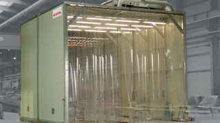 Bild 1: Die fahrbare Absaugkabine kapselt den Bearbeitungsbereich und kann flexibel am Werkstück mitgeführt werden. (Bild: Esta)