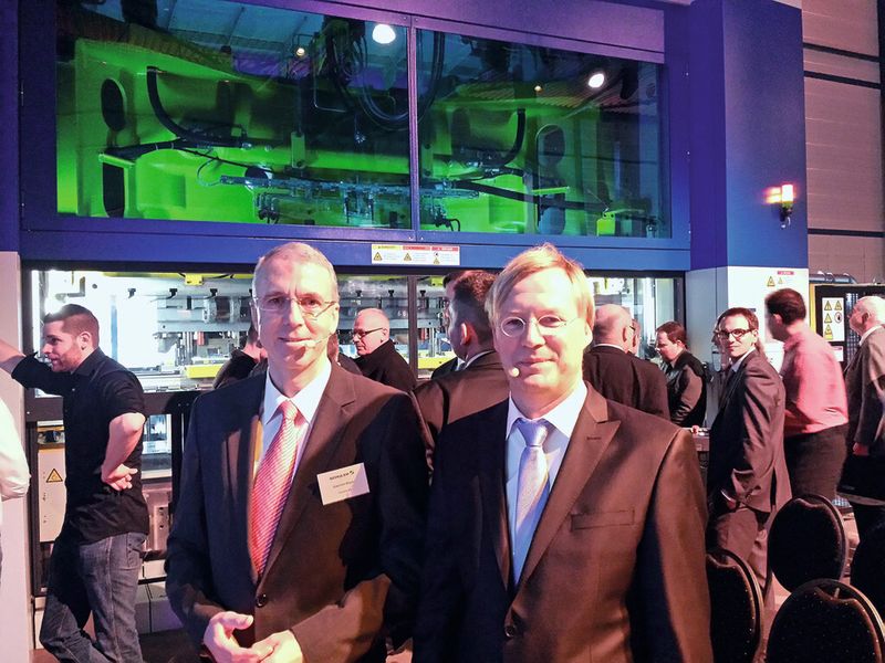 Setzen gemeinsam neue Benchmarks in der Umformtechnik: Joachim Beyer, Mitglied des Vorstandes der Schuler AG und für die Entwicklung der Anlagentechnik verantwortlich (l.), und Markus Hesse, Geschäftsführer der Heru Werkzeugbau GmbH. (Bild: Kuhn)