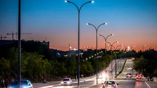 Sicherheit spielt bei der vernetzten Straßenbeleuchtung eine wichtige Rolle. Signify wurde von der DEKRA nach der IEC 62443-4-1 zertifiziert. (Bild: Signify)