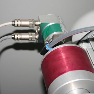 Ein Encoder ermittelt die Position der Drehstation und der Werkstückhalter.