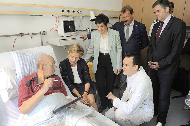 Gesundheitsministerin Barbara Klepsch (CDU) übergab symbolisch ein speziell ausgerüstetes Tablet an einen Herz-Patienten. (Bild: CCS Telehealth Ostsachsen)