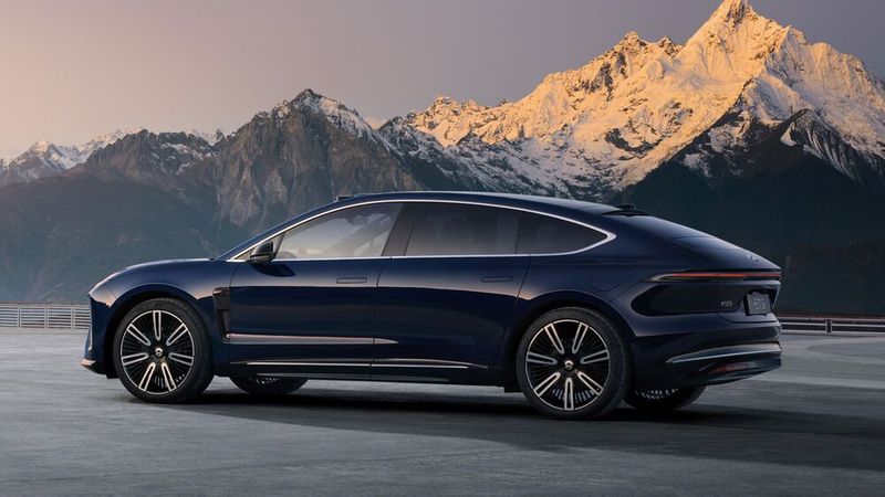 In seinem neuen Flaggschiff ET9 hat der chinesische Automobilhersteller Nio das neue Steer-by-Wire-System von ZF im SkyRide-Chassis verbaut. Der Automobilzulieferer liefert hier den Lenkrad-Aktuator zum Lenken und zur Darstellung des Lenkgefühls sowie den redundanten Lenkgetriebe-Aktuator und die dazugehörige Software. (Bild: Nio)