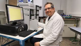 Studiengangskoordinator Dr. Holger Seelert an der Chromatographie-Anlage. (Hochschule Kaiserslautern)