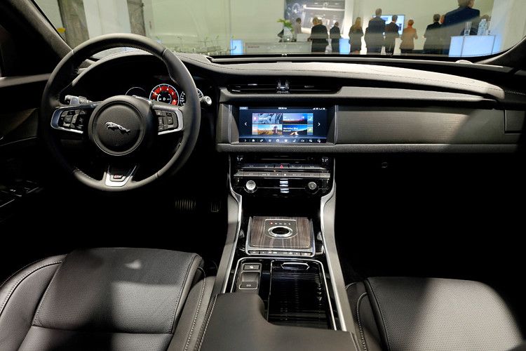 Im Cockpit gibt es keine wegweisenden Neuerungen, ... (Foto: Jaguar Land Rover)