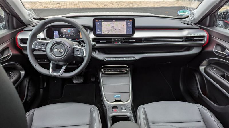 Die Ledersitze mit grauer Kontrastnaht sind ein echtes Highlight und bieten hohen Komfort, auch auf längeren Fahrten. Doch der Rest des Innenraums bleibt hinter den Erwartungen zurück. Die Materialwahl – insbesondere bei den Türverkleidungen und dem Armaturenbrett – wirkt haptisch wenig hochwertig, auch wenn das optisch auf den ersten Blick anspricht. (Bild: Rosenow - VCG)