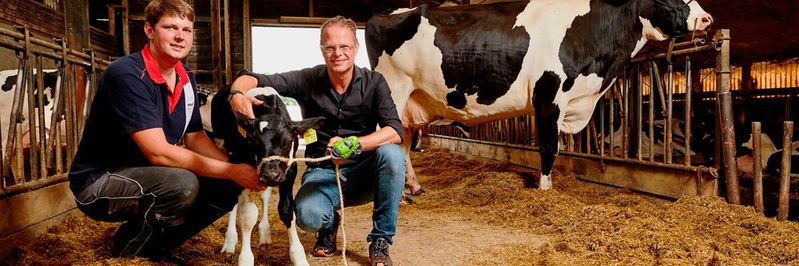 IoT auf dem Land: Das Handy für die Kuh rettet Kälbern das Leben. Phillip Ellerbrock (links) ist Deutschlands erster Landwirt, der die IoT-Technologie Moocall einsetzt. Im Bild mit Vodafone- Firmenkundenchef Alexander Saul (rechts). (Bild:  Vodafone)