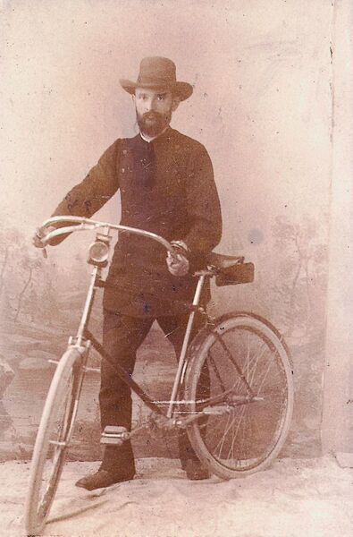 Robert Bosch mit seinem Fahrrad im Jahr 1890: „Ich weise besonders darauf hin, dass ich es nach wie vor für richtig halte, Arbeiter und Angestellte gut zu bezahlen und sie nicht von oben herab, sondern als gleichberechtigte Vertragsgenossen zu behandeln.” (Bosch)