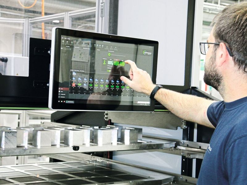 «Erowa JMS 4.0 ProductionLine»: Die intuitive Bedienung erfolgt über einen Touch-Monitor, der eine Echtzeitübersicht über Schubladenbeladung und automatische Platzkonfliktprüfung bietet. (Bild: Erowa AG)