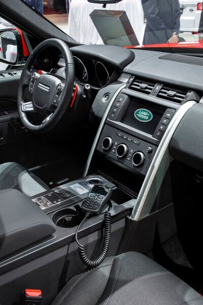 Eine auf verschiedenen Frequenzbereichen arbeitende Funkanlage sorgt für reibungslose Kommunikation und Kontaktaufnahme. (Land Rover)