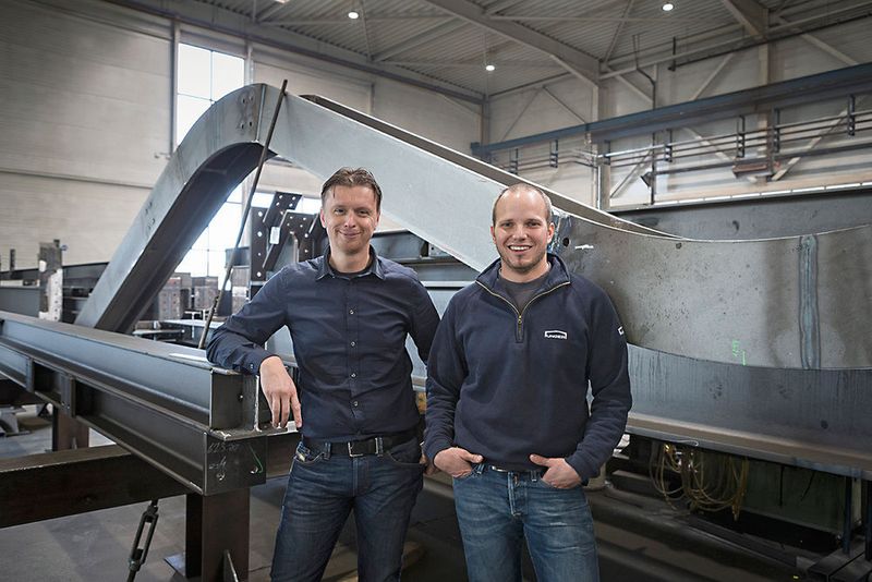 Haben die Kantenfräsen von Metabo auf Herz und Nieren geprüft: Produktionsleiter Enrico Kalischnig (l.) und Johann Winkler, Abteilungsleiter Zusammenbau und Schweißen. (Metabo)