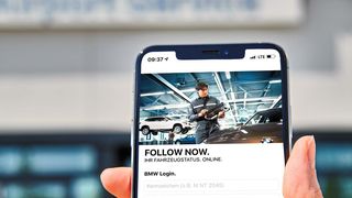 Die Kunden der Münchner BMW-Niederlassung können per Whatsapp rund um die Uhr abrufen, wo sich ihr Fahrzeug gerade befindet. (Bild: www.rainerhaeckl.de)