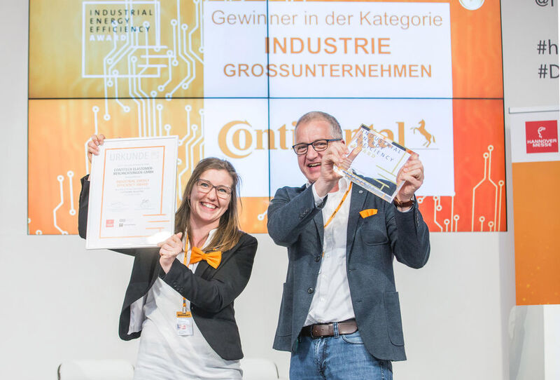 Freude über die Auszeichnung: Anne Ochsendorf und Stefan Füllgraf von Continental nahmen den Industrial Energy Efficiency Award für das Isoliersystem Conti Thermo Protect entgegen.  (Continental)