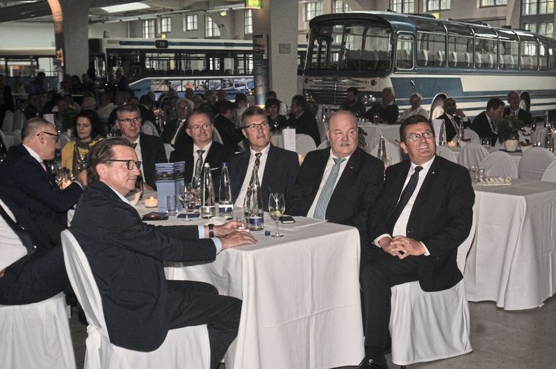 Erste Reihe: VIP-Tisch mit dem bayerischen Wirtschaftsminister Franz Josef Pschierer. (Bild: Zietz / »kfz-betrieb«)