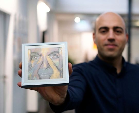 Mithilfe von KI-Methoden kann man beim „Color Laser Marking“ jetzt ohne manuellen Aufwand gezielt die Wunschfarben einstellen. Vahid Babaei, Leiter des Projektteams, präsentiert eine farbige Metallplatte, die mithilfe der neuen Methode per Laser hergestellt wurde. Mithilfe von KI-Methoden kann man beim „Color Laser Marking“ jetzt ohne manuellen Aufwand gezielt die Wunschfarben einstellen. Vahid Babaei, Leiter des Projektteams, präsentiert eine farbige Metallplatte, die mithilfe der neuen Methode per Laser hergestellt wurde.