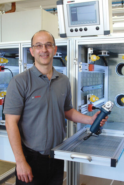 Klaus D. Hahn, Entwicklungsingenieur im Betriebsmittelbau bei Bosch, ist von den Stromüberwachungsrelais mit IO-Link-Kommunikation überzeugt. (Siemens)