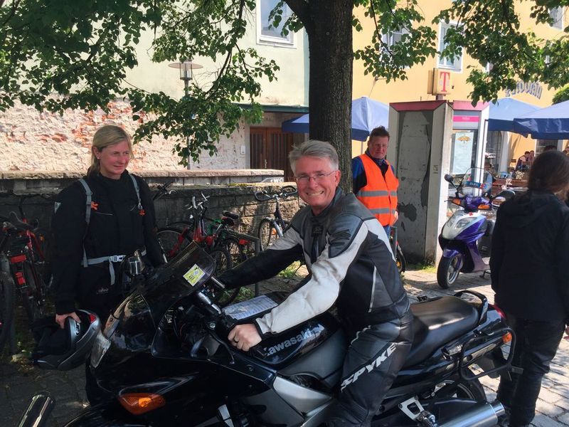 Das mutige und immer gutgelaunte Bitrider-Paar der ersten Stunde Achim und Barbara Heisler mit ihrer Kawasaki ZZR-600. Hervorragende Schlussfahrer in der Race-Gruppe „The Fast and The Furious“. (IT-BUSINESS)