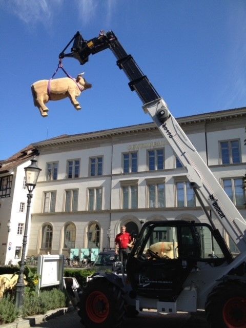 (Auch beim Transport von Holzkühen, die ein Hünikoner Künstler schnitzte und die nun den Schweizer Ort schmücken, war sein Teleskoplader im Einsatz. Foto: Daniel Bütikofer)