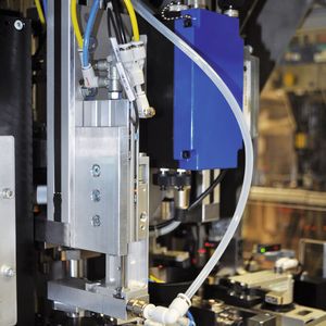 Das Handlingsystem positioniert die Nadel des Einspritzventils nach dem Anschweißen einer Kugel in einen hohen Luftstrom, dessen Geschwindigkeit die Temperatur absenkt. Anschließend wird die kalte Nadel vermessen.