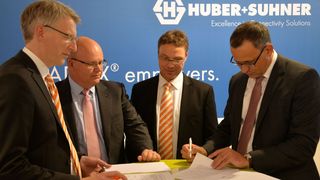 v.l. Dirk van Vinckenroye, Leiter Industriedivision Industry Automation & Solutions bei Weidmüller; Drew Nixon, Chief Operating Officer Global Sales bei Huber+Suhner; Detmar Saalmann, Global Industry Development Manager Transportation bei Weidmüller und Patrick Riederer, Chief Operating Officer Low Frequency bei Huber+Suhner, schließen auf derInnoTrans 2016 in Berlin ein strategische Partnerschaft im Bahnbereich. (Weidmüller)