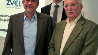 Das Bild zeigt (v.l.n.r.) Siegfried Neuberger, Geschäftsführer Zweirad-Industrie-Verband e.V. – Stephan Scheuer, 1. Vorsitzender Battery Safety Organization e.V. – Richard Aumayer, Convenor des Normungsvorhabens. (ZVEI)